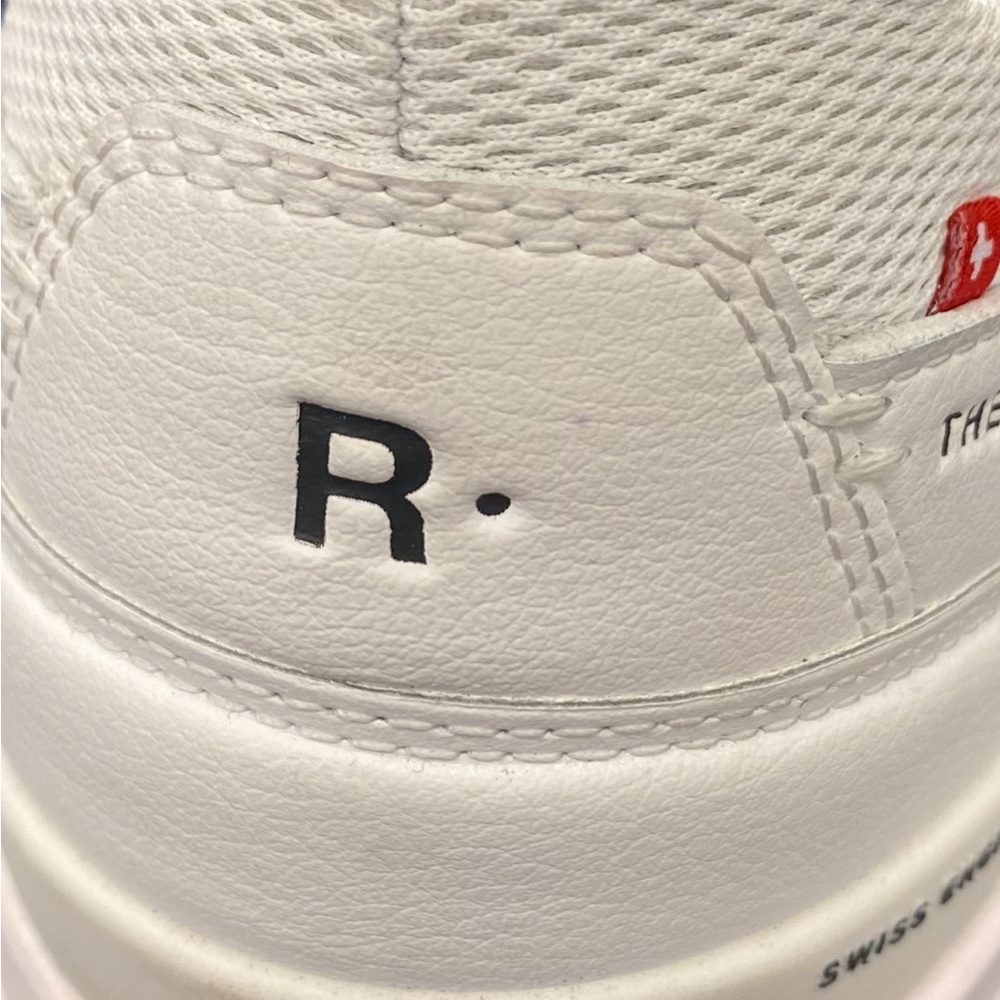 Men’s ON The Roger Center Court Sneakers sz 12